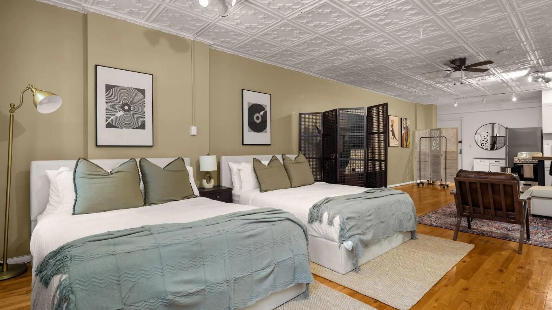 Manhattan Loft Bliss, Bright & Rustic Charm 뉴욕
